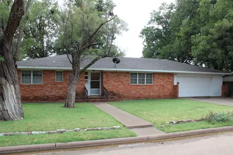 610 W Eden St, Munday, TX 76371