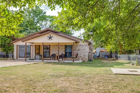 825 Poe St, Azle, TX 76020