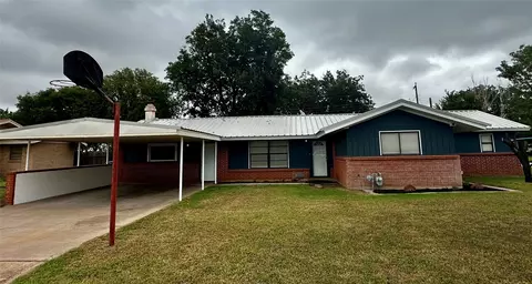 1204 N Park St, Seymour, TX 76380
