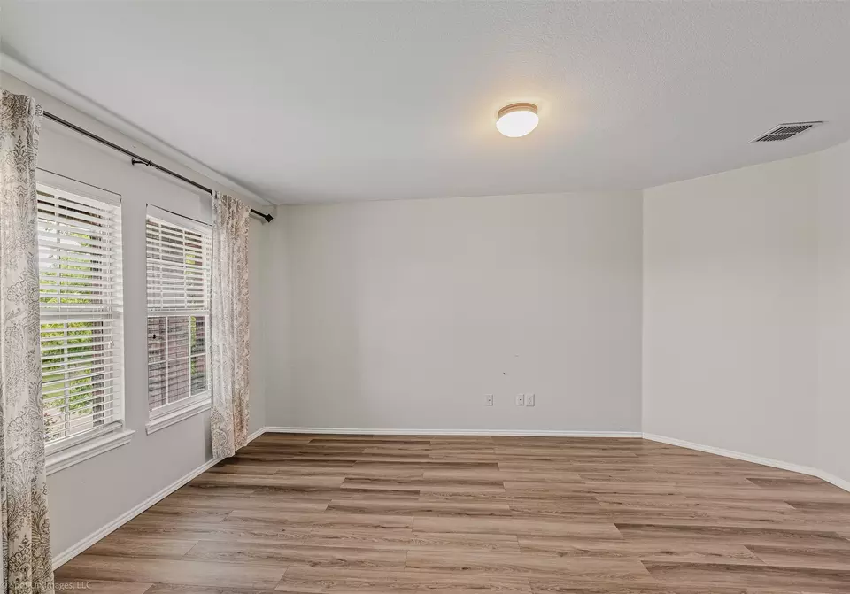 Living - 544 Laurel Ln, Rockwall, TX 75087 photo 9 of 9