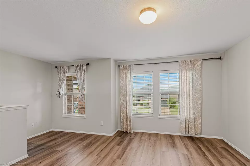 Living - 544 Laurel Ln, Rockwall, TX 75087 photo 8 of 9