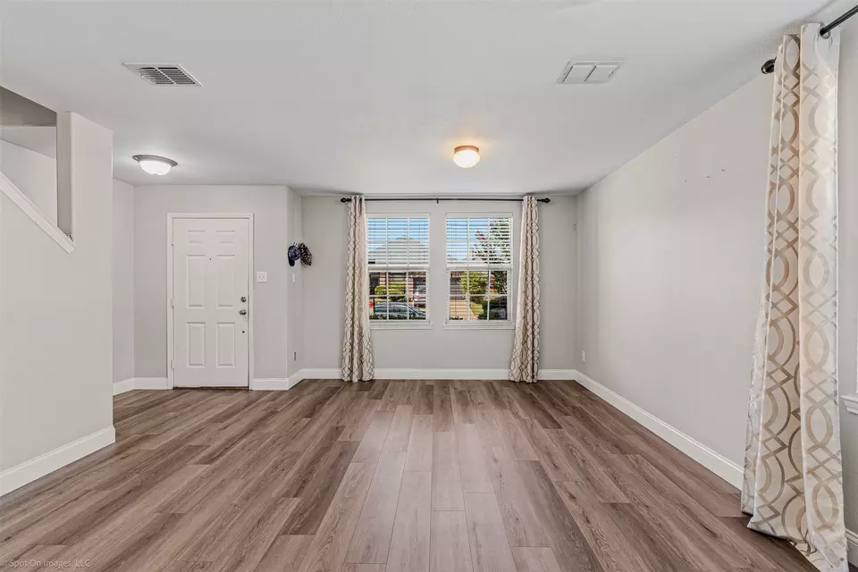 Living - 544 Laurel Ln, Rockwall, TX 75087 photo 4 of 9