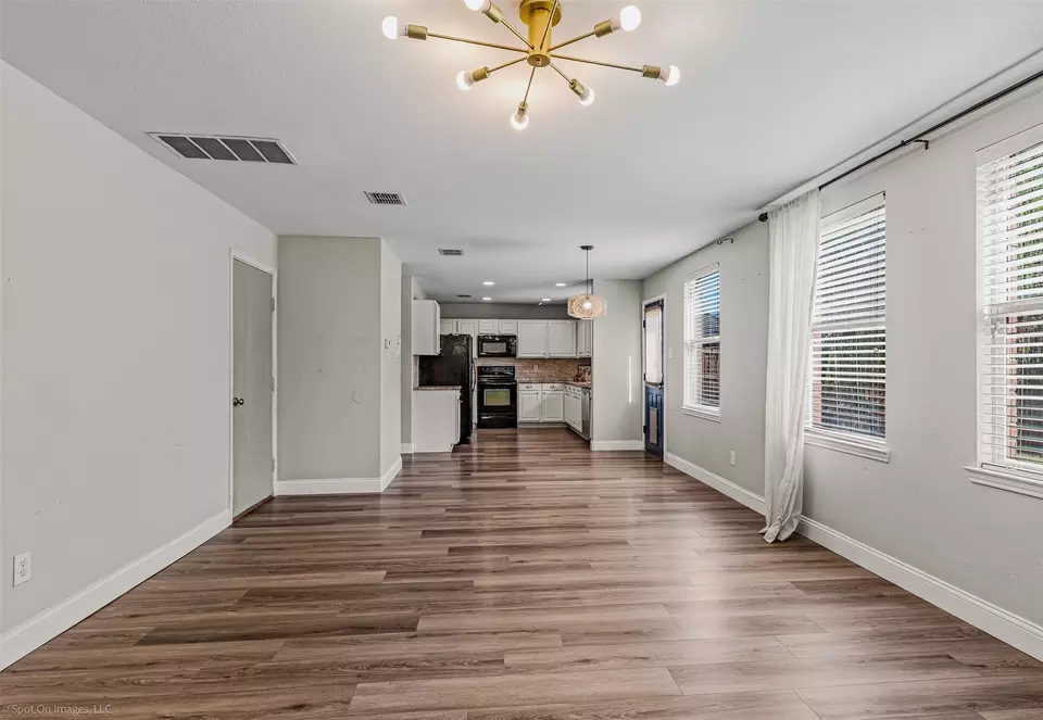 Living - 544 Laurel Ln, Rockwall, TX 75087 photo 6 of 9