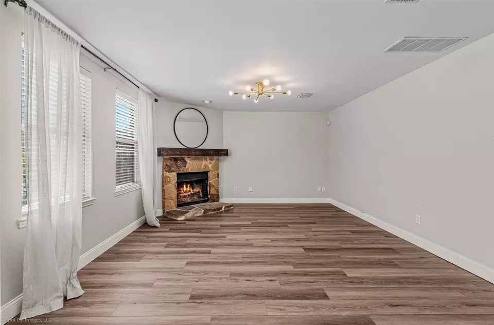 Living - 544 Laurel Ln, Rockwall, TX 75087 photo 5 of 9