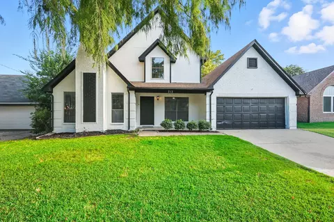 712 Greenleaf Dr, Arlington, TX 76017