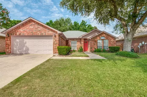 2105 Post Wood Ln, Arlington, TX 76018