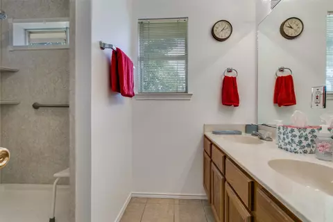 Bath - 802 Edury Ct, Euless, TX 76039 photo 2 of 2