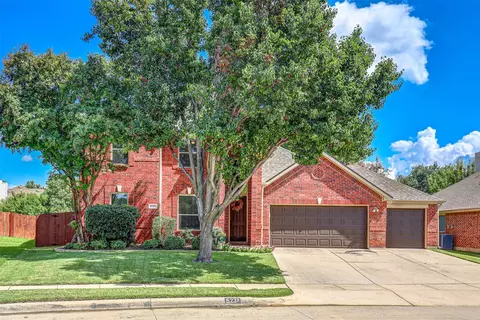 5237 Scenic Point Dr, Fort Worth, TX 76244
