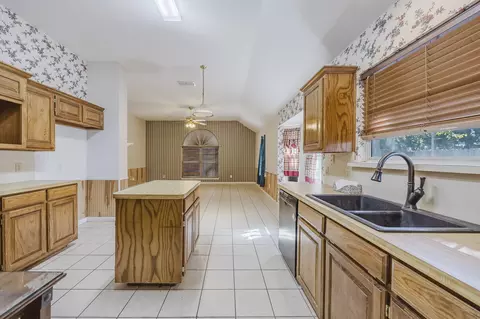 Kitchen - 157 Aspen Loop, Aledo, TX 76008 photo 5 of 5