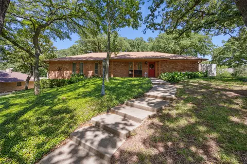 1501 Woodridge Cir, Euless, TX 76040