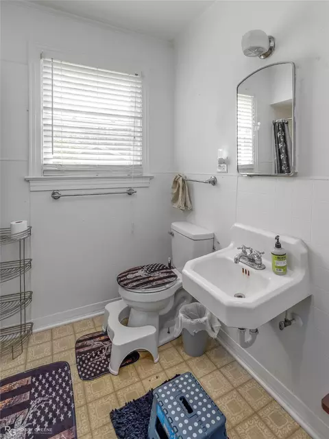 Bath - 1002 Gladney St, Minden, LA 71055 photo 3 of 4