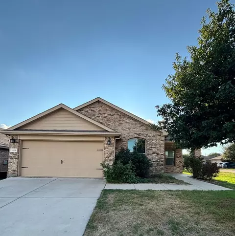 1100 Forest Glen Dr, Azle, TX 76020
