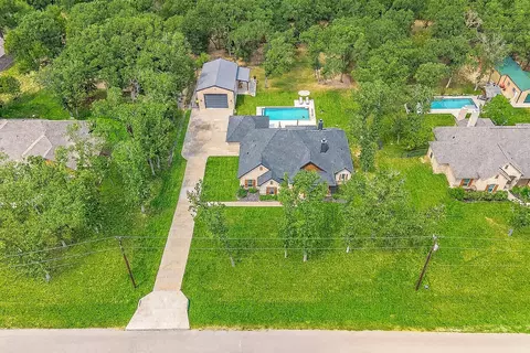 320 Scenic Wood Dr, Azle, TX 76020