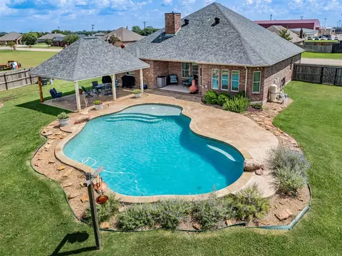 203 Frio St, Bells, TX 75414
