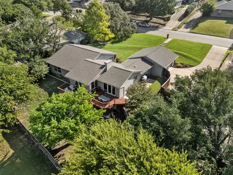 16 Bounty Rd W, Benbrook, TX 76132