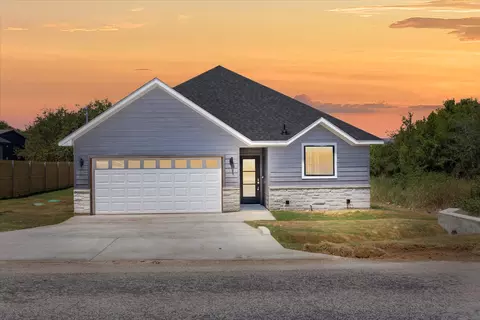 810 Ports O Call Dr, Granbury, TX 76048