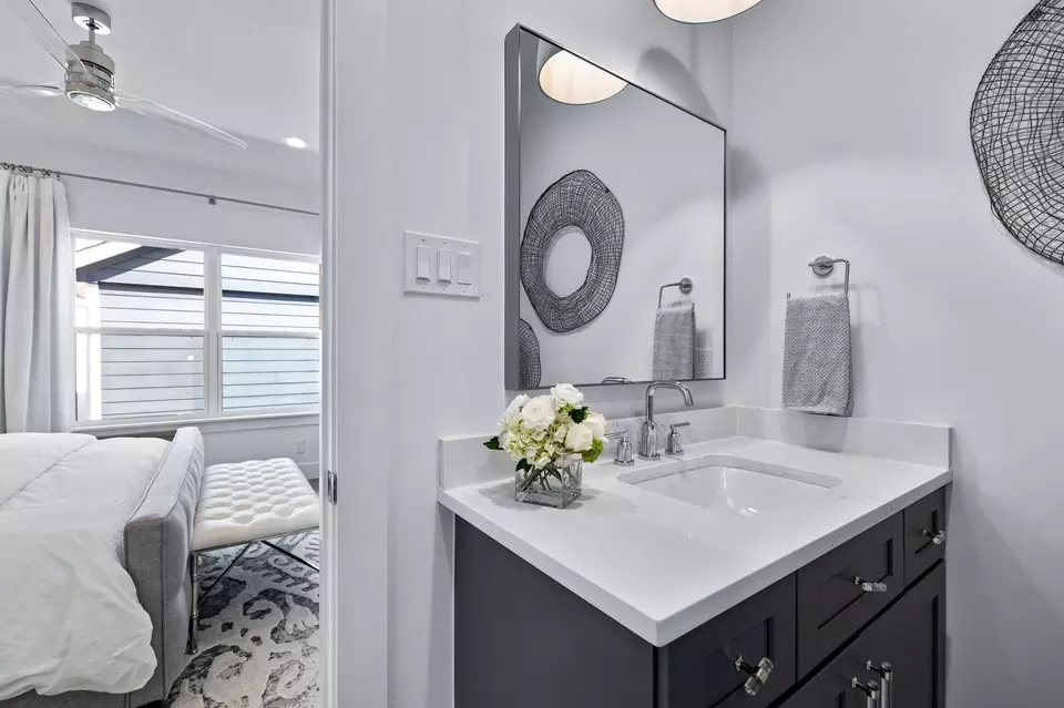 Bath - 4527 Elsby Ave, Dallas, TX 75209 photo 2 of 2