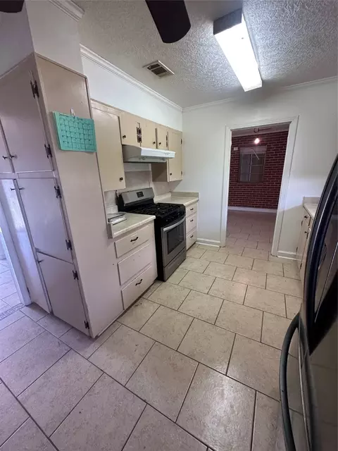 Kitchen - 2741 Mill St, Ringgold, LA 71068 photo 2 of 3