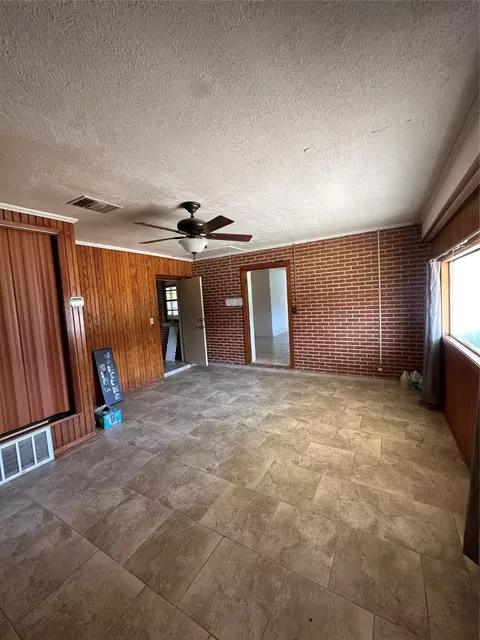 Living - 2741 Mill St, Ringgold, LA 71068 photo 3 of 6