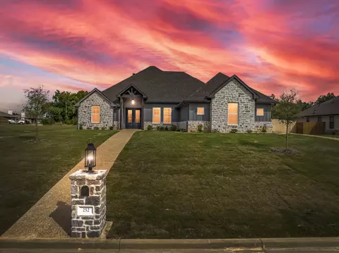 252 Fox Run Ln, Robinson, TX 76706