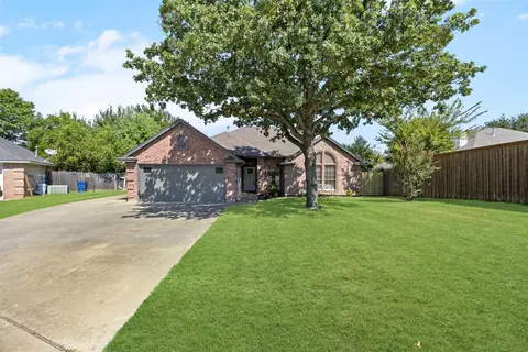 419 Springhill Ct, Burleson, TX 76028