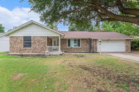 9005 Glenn Dr, White Settlement, TX 76108