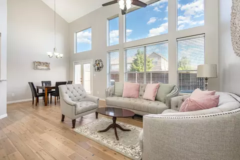 913 Avondale Ln, Plano, TX 75025