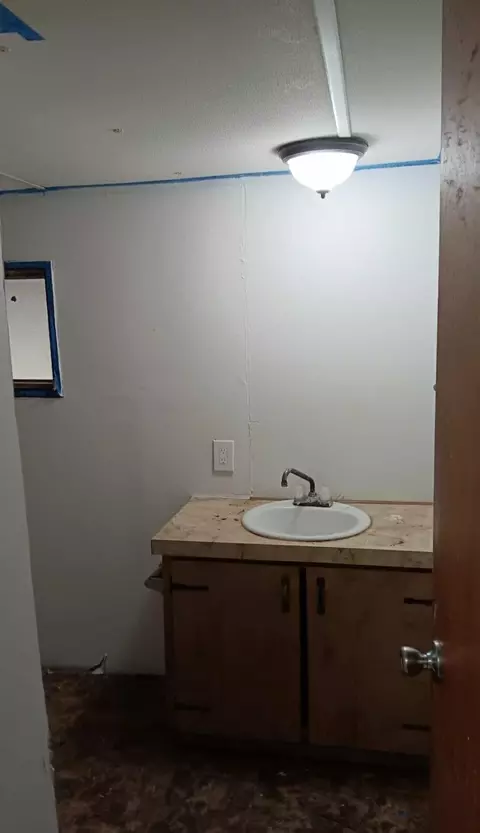 Bath - 905 E Sears St, Denison, TX 75020 photo 2 of 2