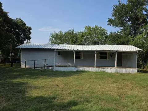 Exterior - 905 E Sears St, Denison, TX 75020 photo 4 of 5