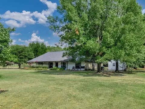 379 Sadie Freeman Dr, Lufkin, TX 75901