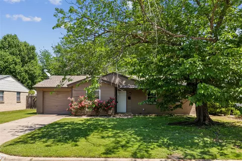 Exterior - 1202 Johns Dr, Euless, TX 76039 photo 5 of 6