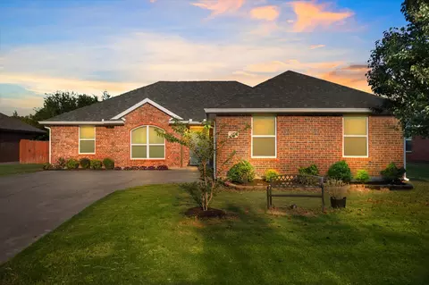 326 Fox Hollow Dr, Red Oak, TX 75154