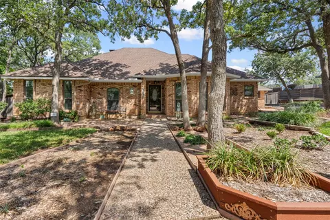 703 Shady Creek Dr, Kennedale, TX 76060