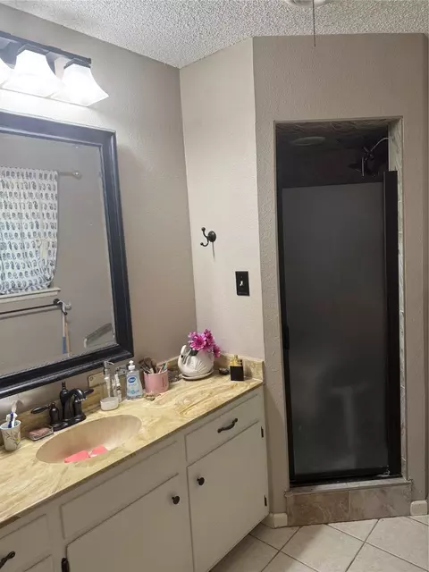 Bath - 710 Gary Ln, Abilene, TX 79601 photo 1 of 3