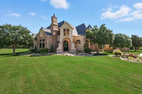 Exterior - 850 Manor Dr, Argyle, TX 76226 photo 2 of 9