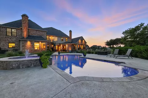 Exterior - 850 Manor Dr, Argyle, TX 76226 photo 8 of 9