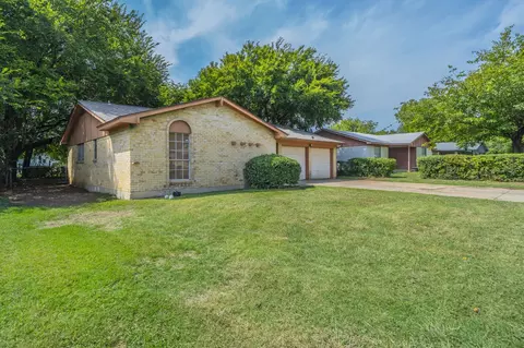 6912 Alma St, Forest Hill, TX 76140