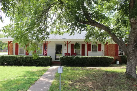 706 Gray St, Bowie, TX 76230
