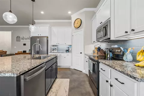 Kitchen - 10305 Aquilla Trl, Waco, TX 76708 photo 3 of 4