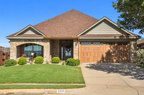 2930 Greenway Dr, Burleson, TX 76028