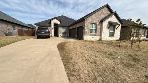 1824 Royal Lake Dr, Grand Prairie, TX 75052