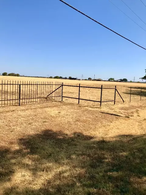 811 N Armstrong Rd, Venus, TX 76084