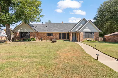 831 S Ridgeway Dr, Cleburne, TX 76033