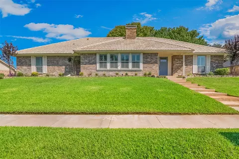 1105 Clear View Dr, Bedford, TX 76021