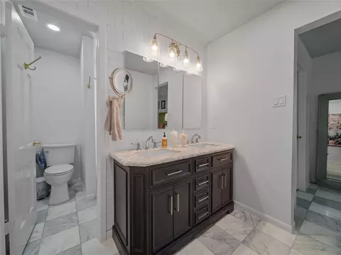 Bath - 210 E Northgate Dr, Irving, TX 75062 photo 1 of 2