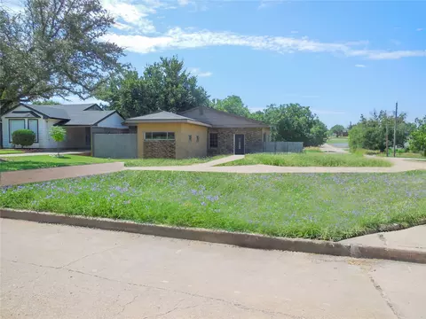 1001 E Lindsey St, Breckenridge, TX 76424