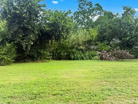 210 Carrie Mabrie St, Trenton, TX 75490