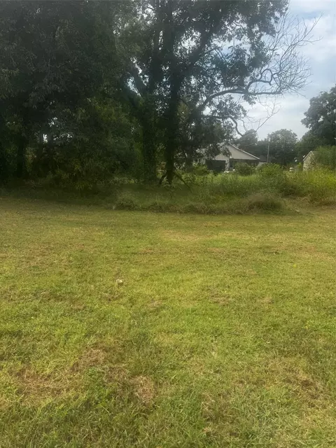 105 S Brazos Ave, Cleburne, TX 76031