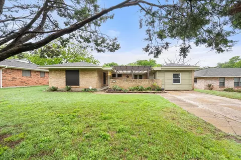 806 Marigold Dr, Cedar Hill, TX 75104
