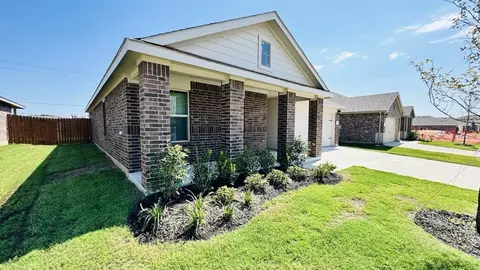 Exterior - 532 Marsh St, Cleburne, TX 76033 photo 2 of 4